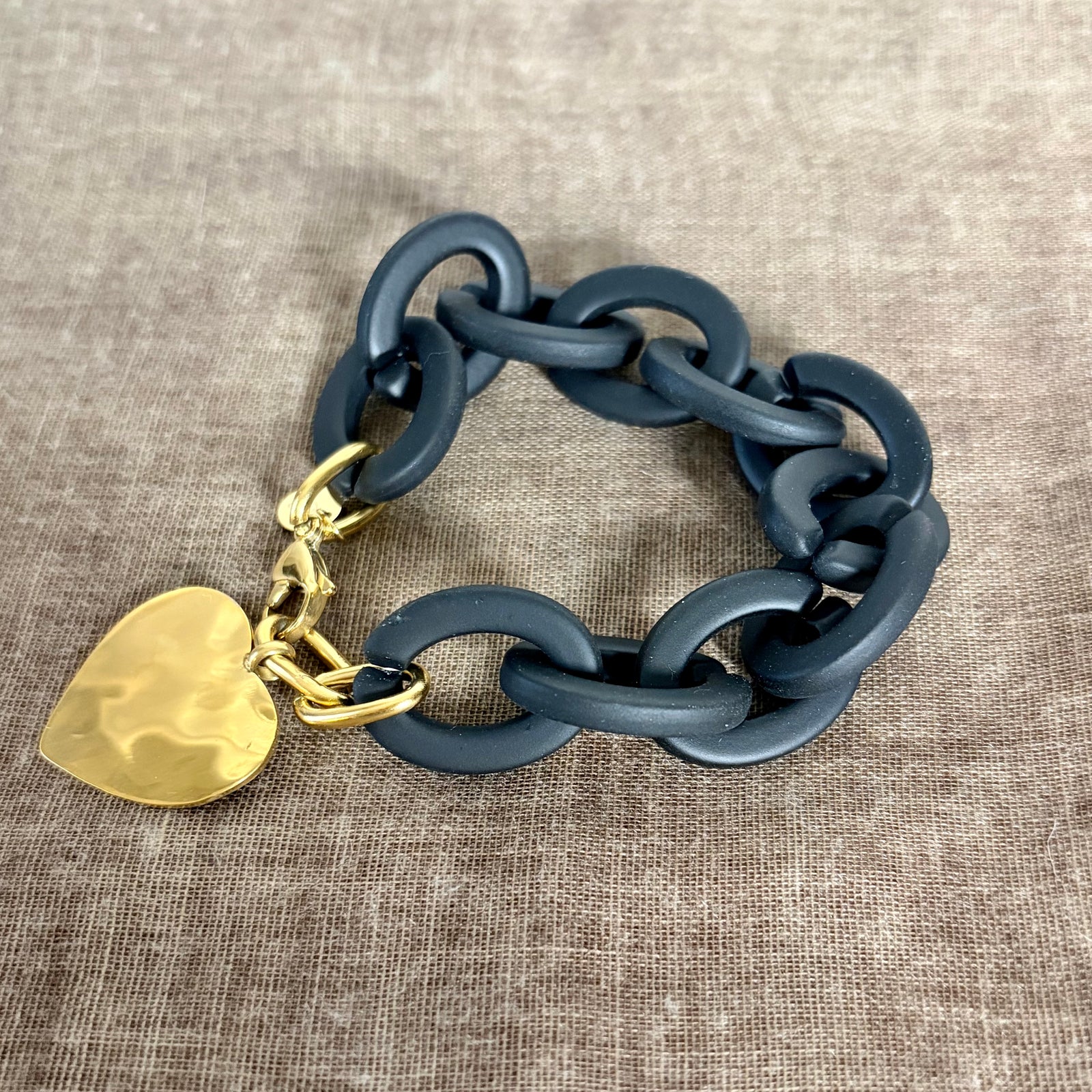 Resin link bracelet with heart charm 'CARRIE'