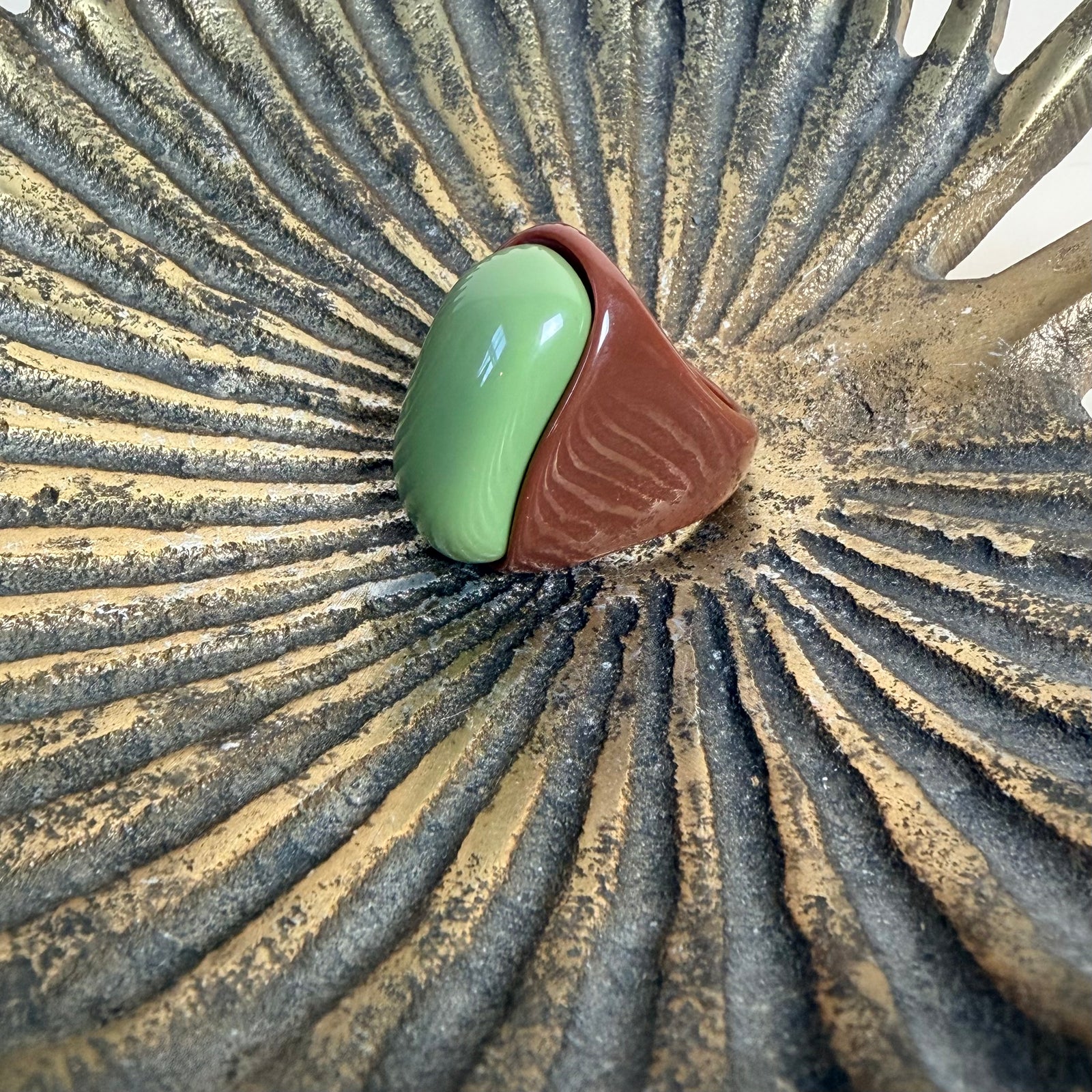 Large oblong resin ring 'LORRAINE'