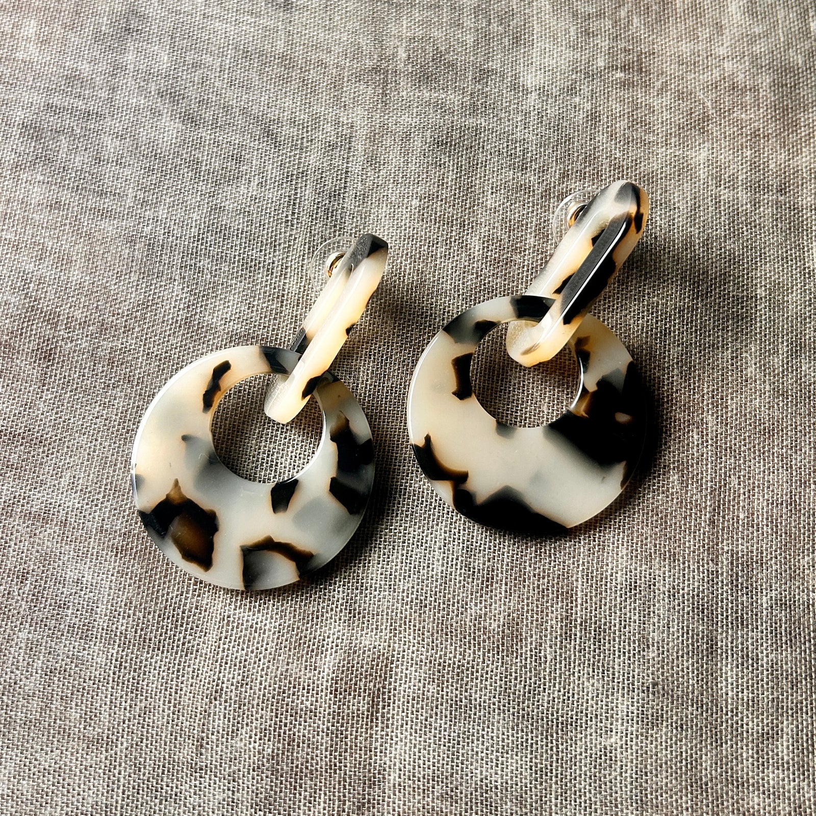 Resin circle drop earrings 'TESS'