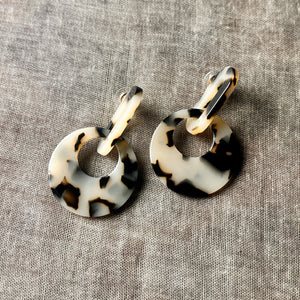 Resin circle drop earrings 'TESS'