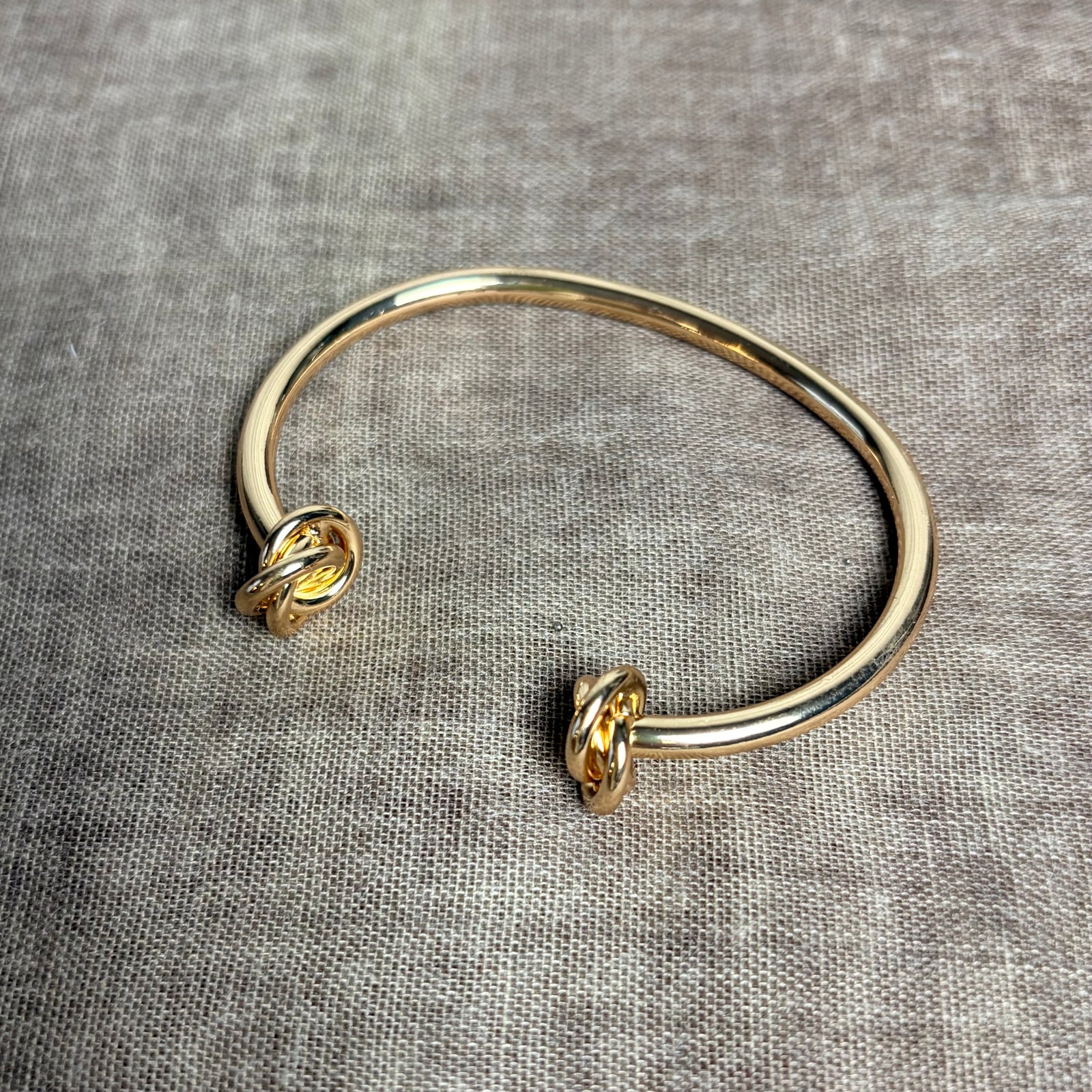 Double knot adjustable metal bangle 'MARNIE'