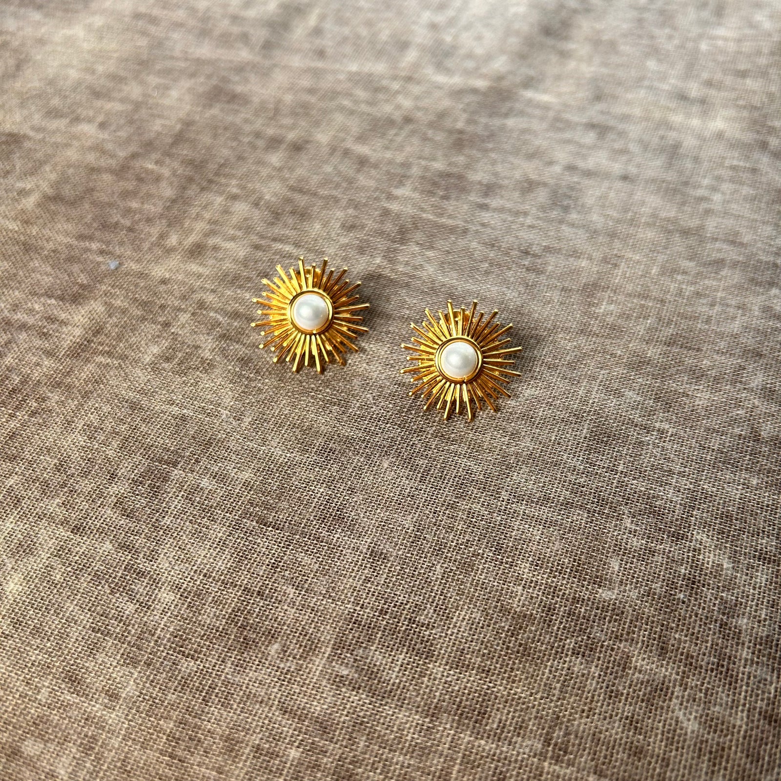 Steel pearl sun earrings 'ANNIKA'