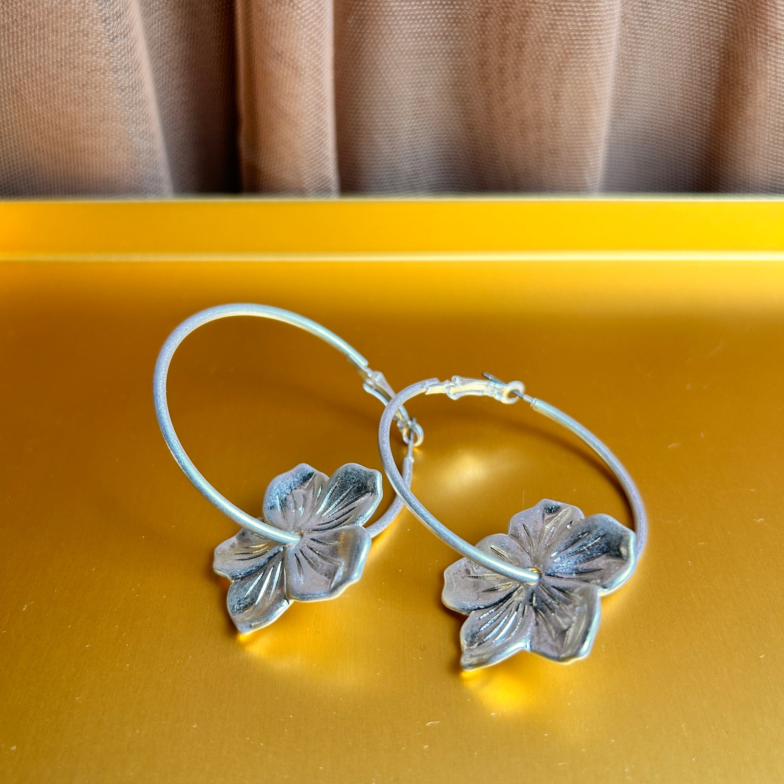 JANIS metal flower hoop earrings
