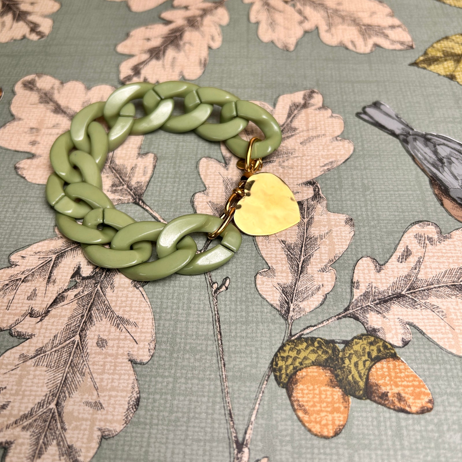 CARRIE resin link bracelet with steel heart pendant charm