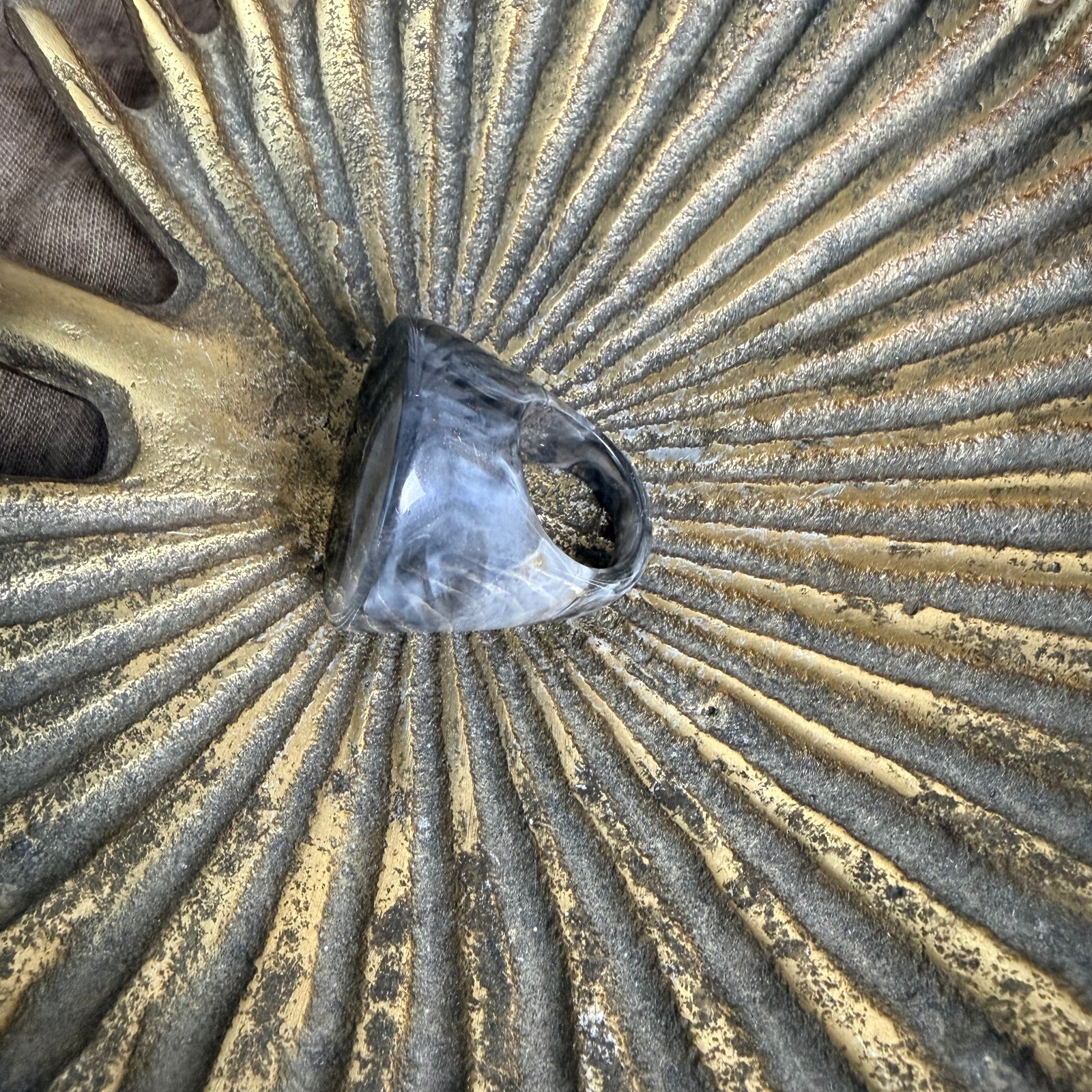 ALISON large round resin ring