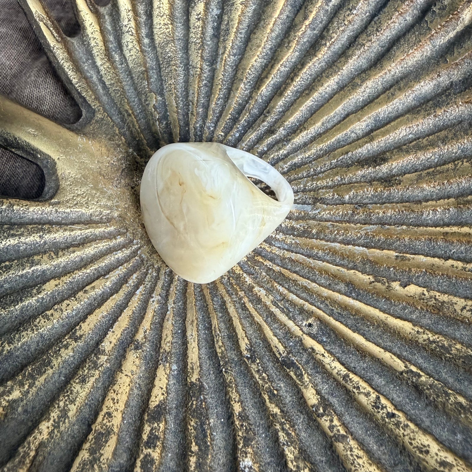 ALISON large round resin ring