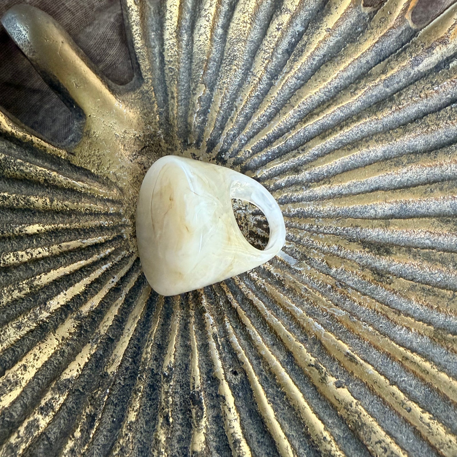 Alison - large round resin ring