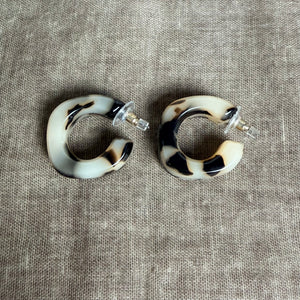 MOLLIE square resin hoop earrings