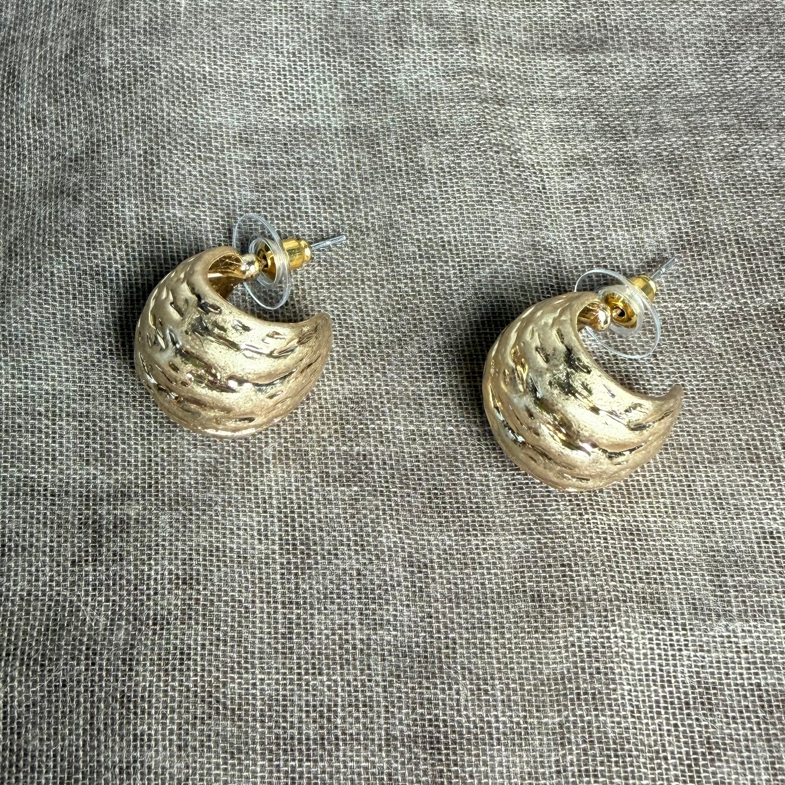 SAMANTHA small round textured metal hoop earrings