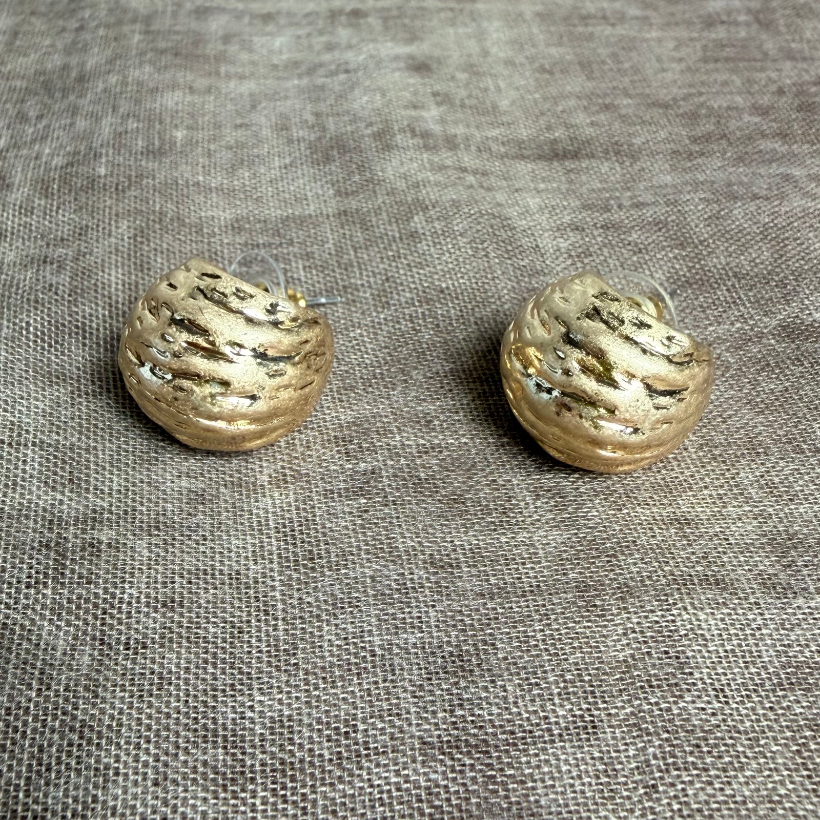 SAMANTHA small round textured metal hoop earrings