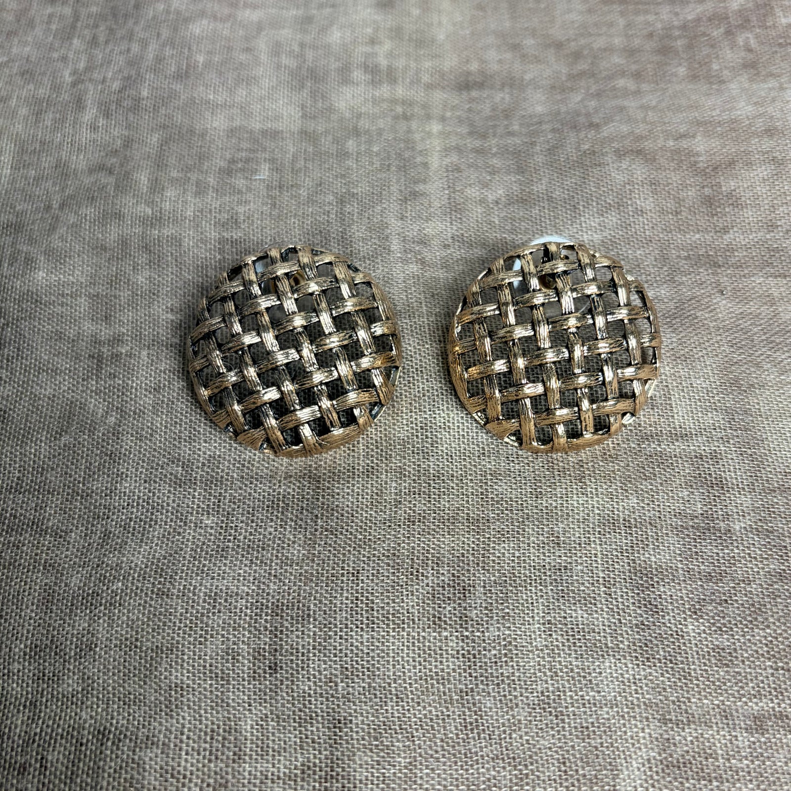 YOLAINE medium metal lattice style metal stud earrings