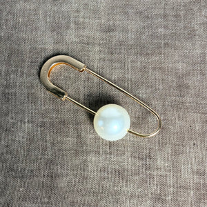 ARIELLA kilt pin brooch with imitation pearl
