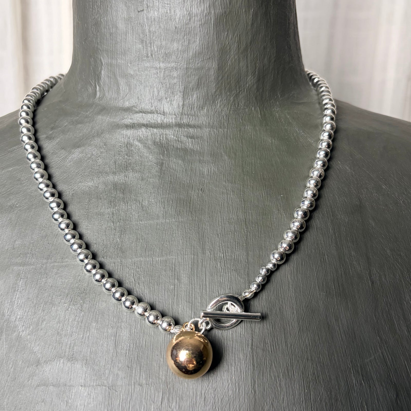 MIA ball necklace with ball pendant