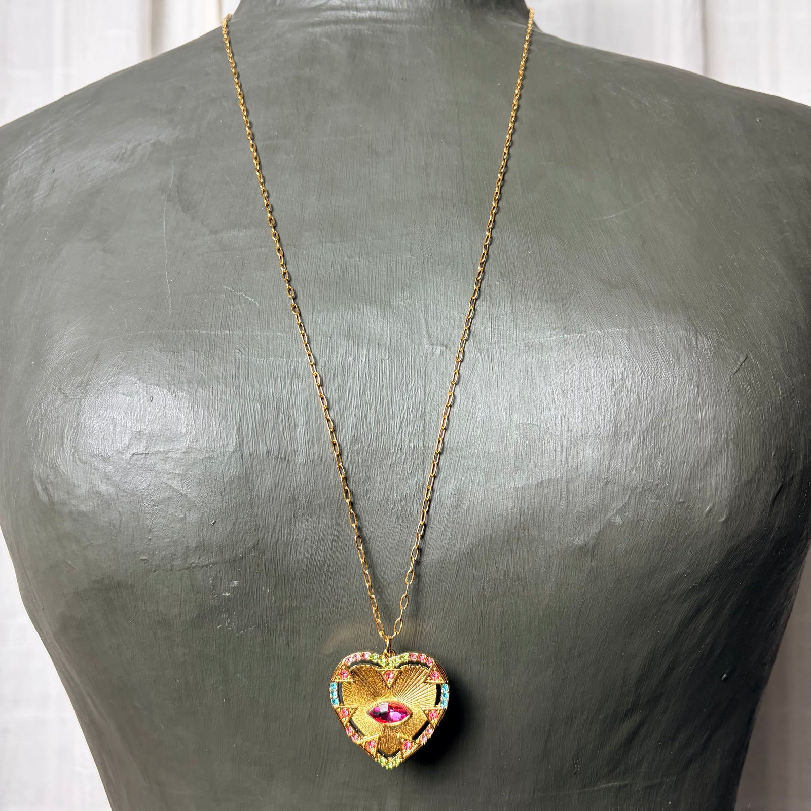 BELLA long chain with heart pendant