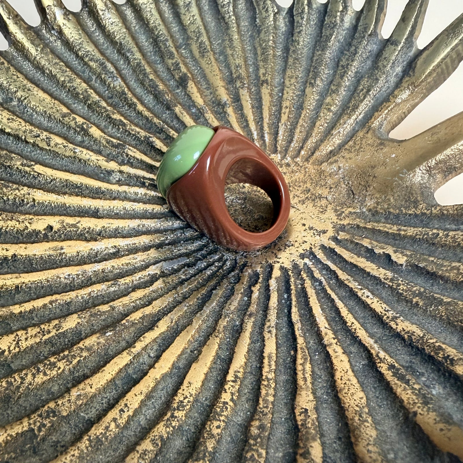 Large oblong resin ring 'LORRAINE'