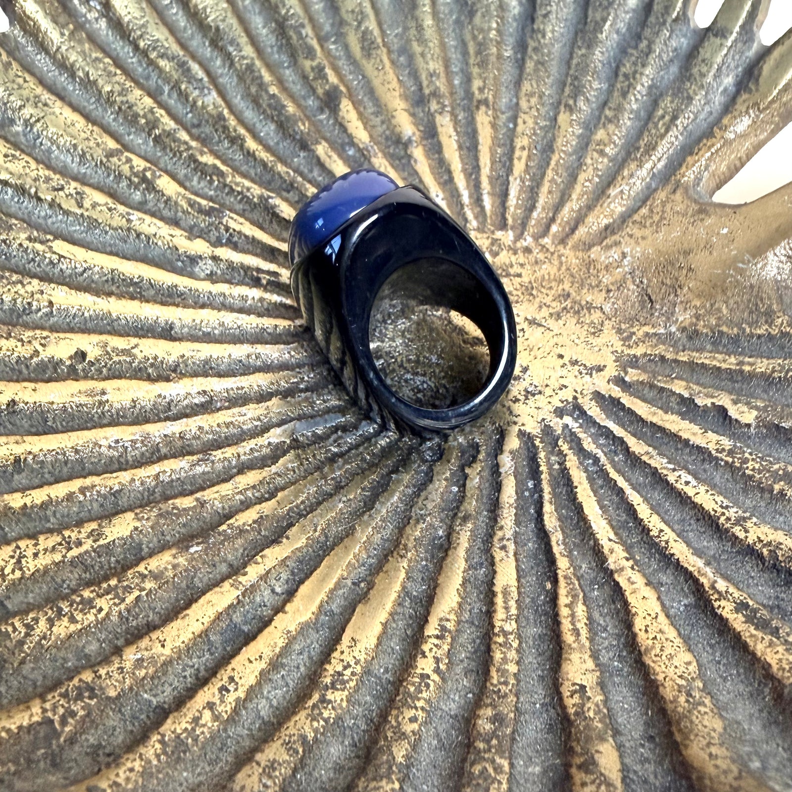 Large oblong resin ring 'LORRAINE'