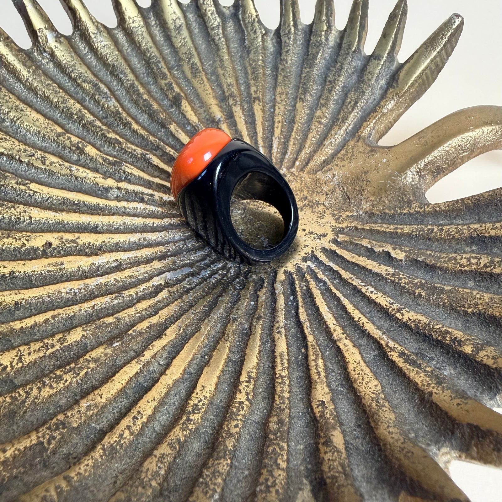 Large oblong resin ring 'LORRAINE'