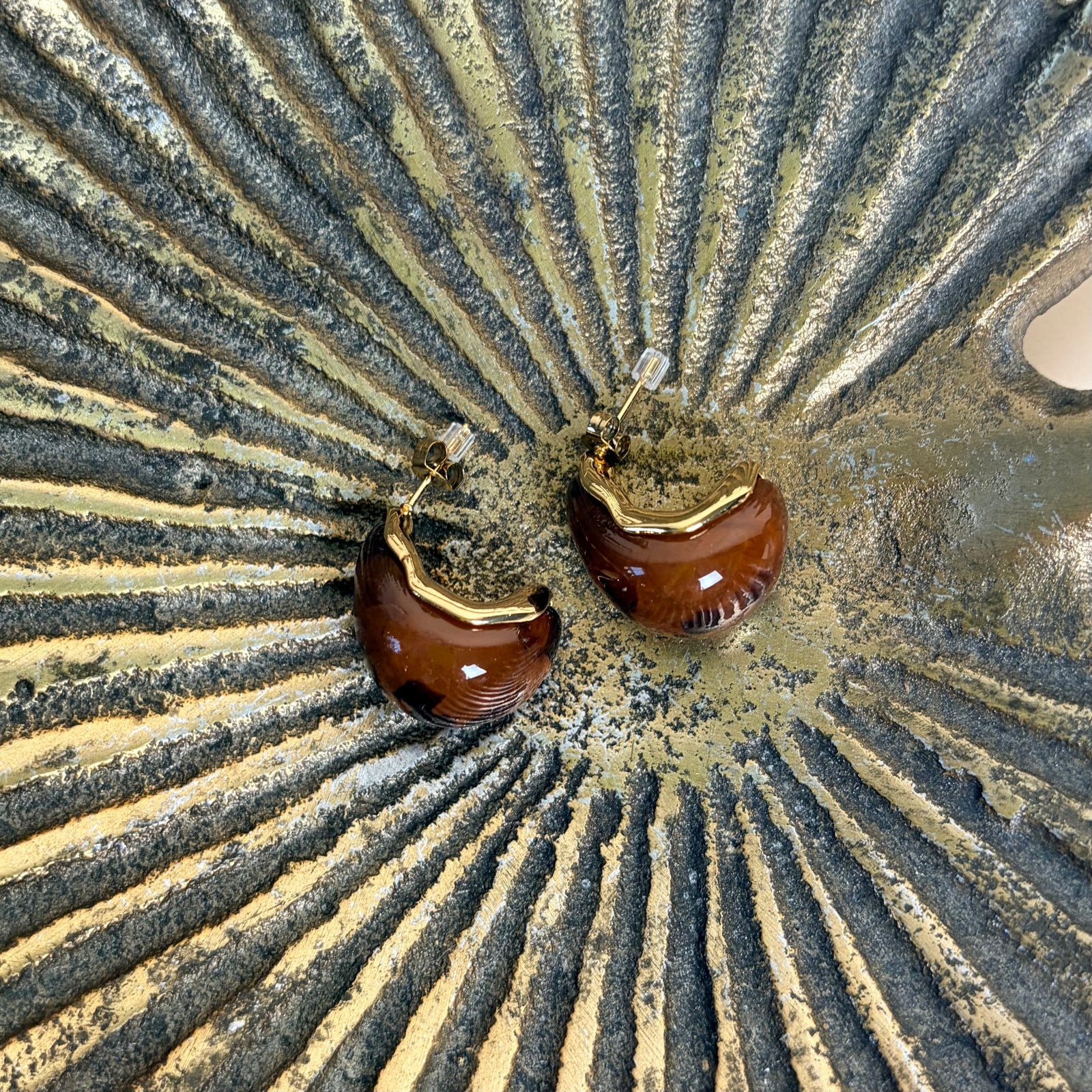 Resin and steel teardrop stud earrings 'NISA'