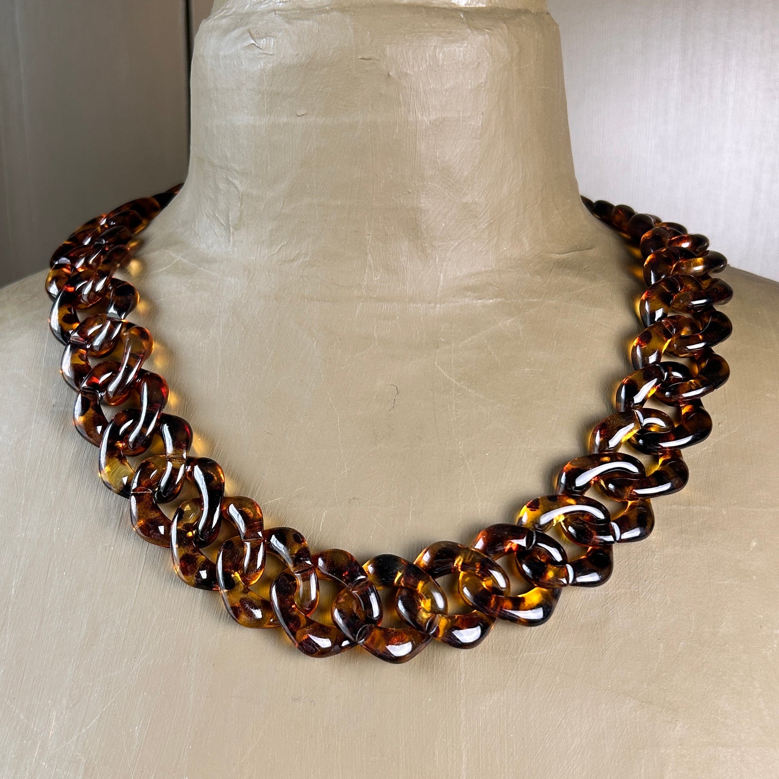 INEZ resin link short necklace