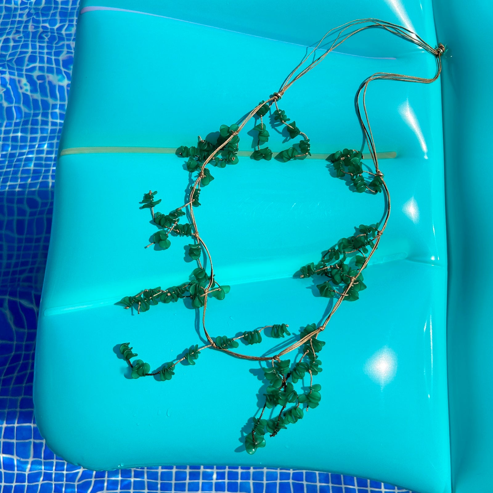 JULIA long resin bougainvillea necklace