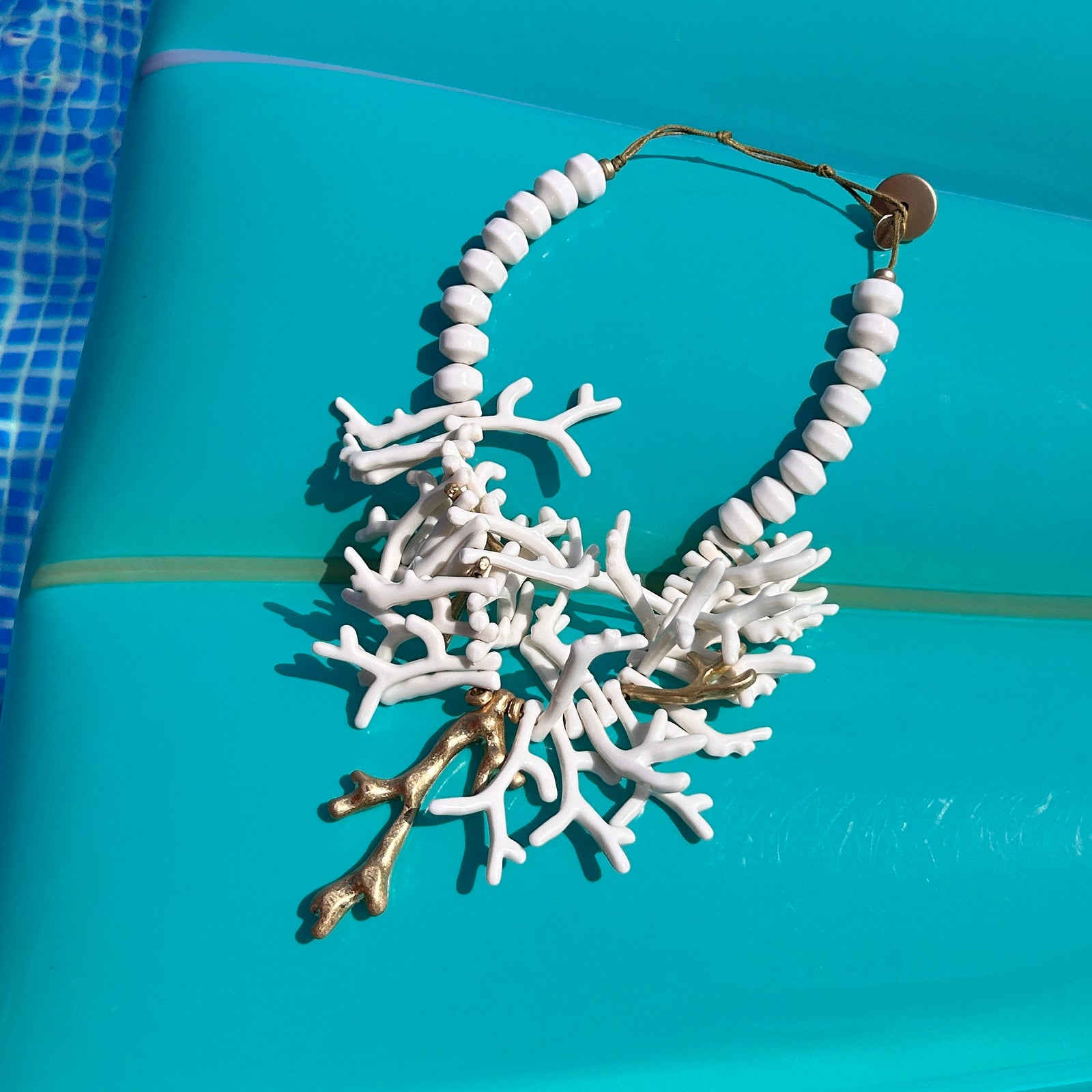 LORRAINE resin coral choker necklace