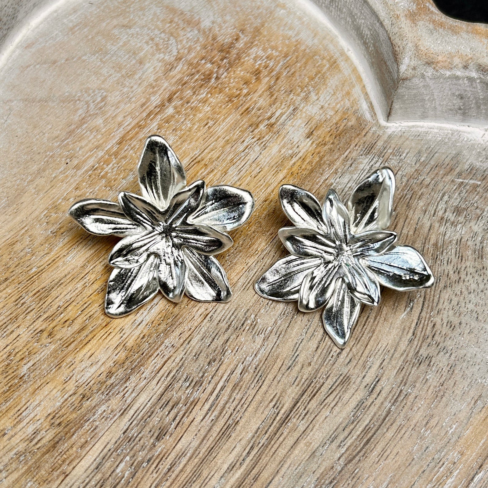 LAUREN large flower stud earrings