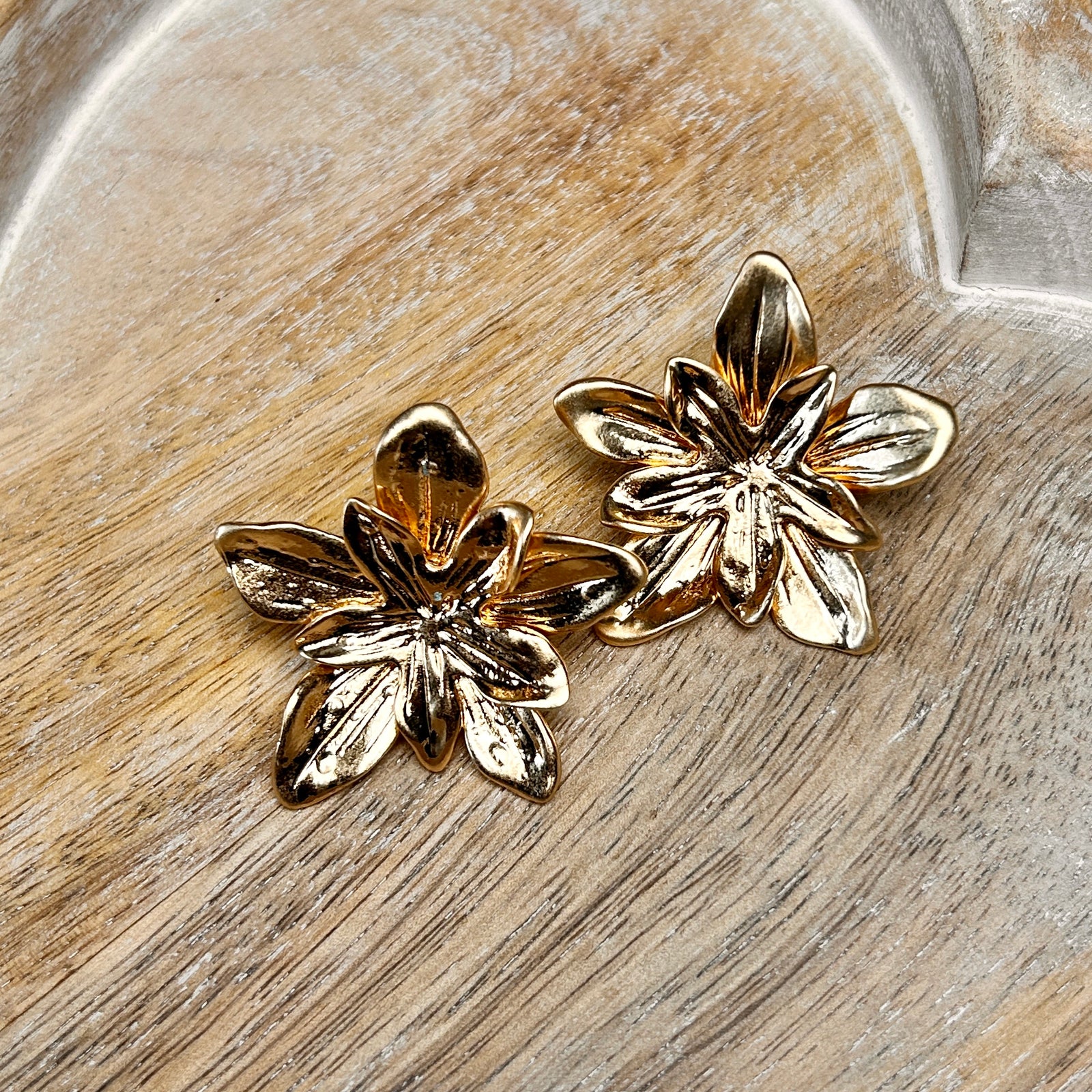LAUREN large flower stud earrings