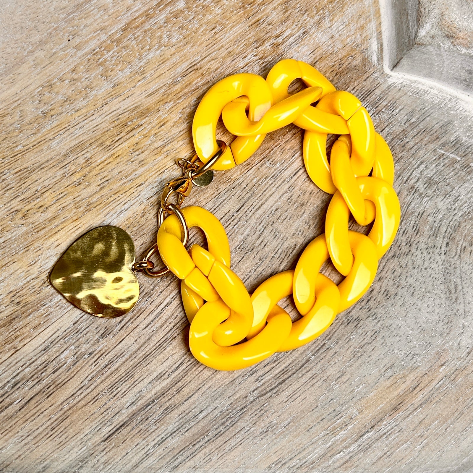 CARRIE resin link bracelet with steel heart pendant charm