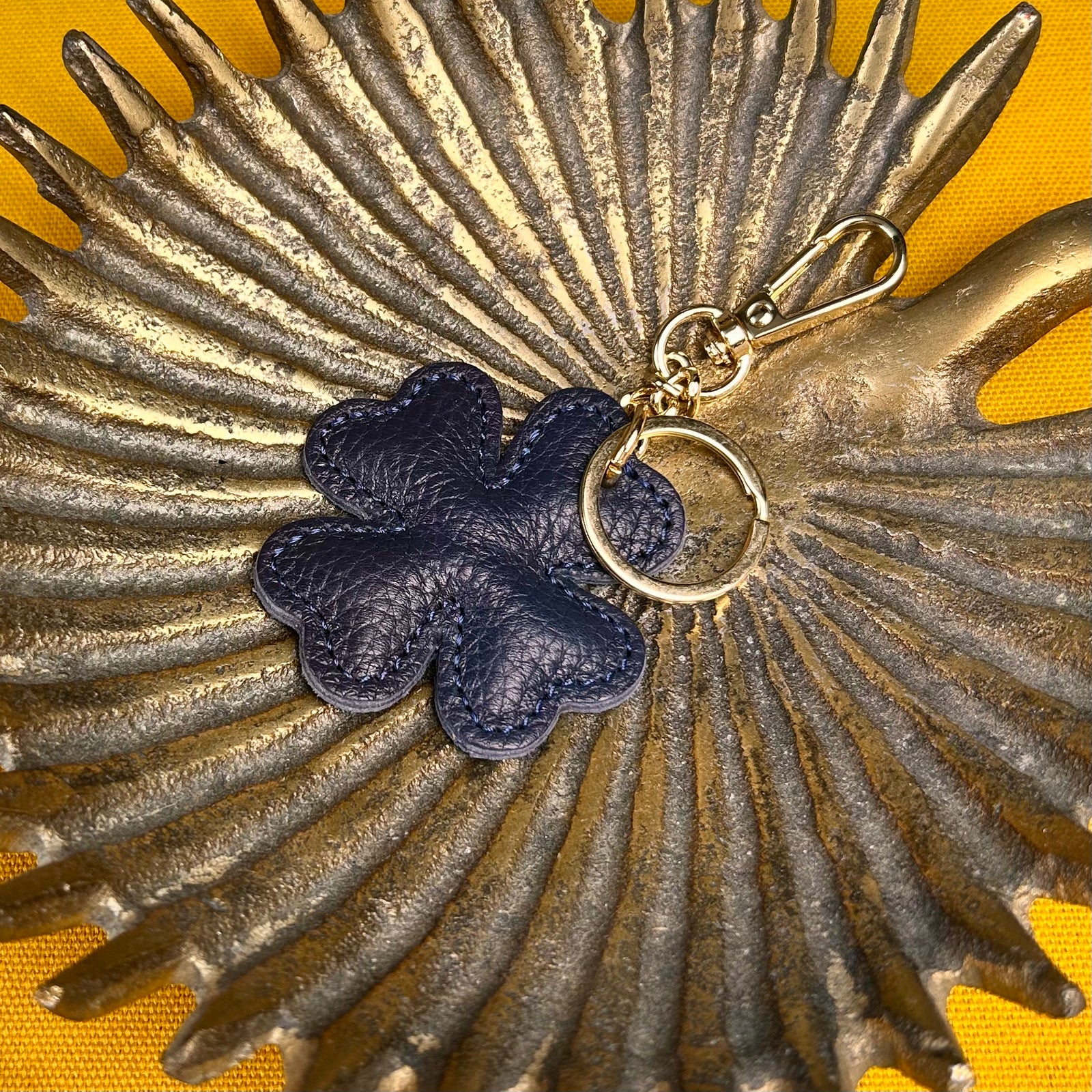 BOBBIO clover shaped leather keyring/bag charm