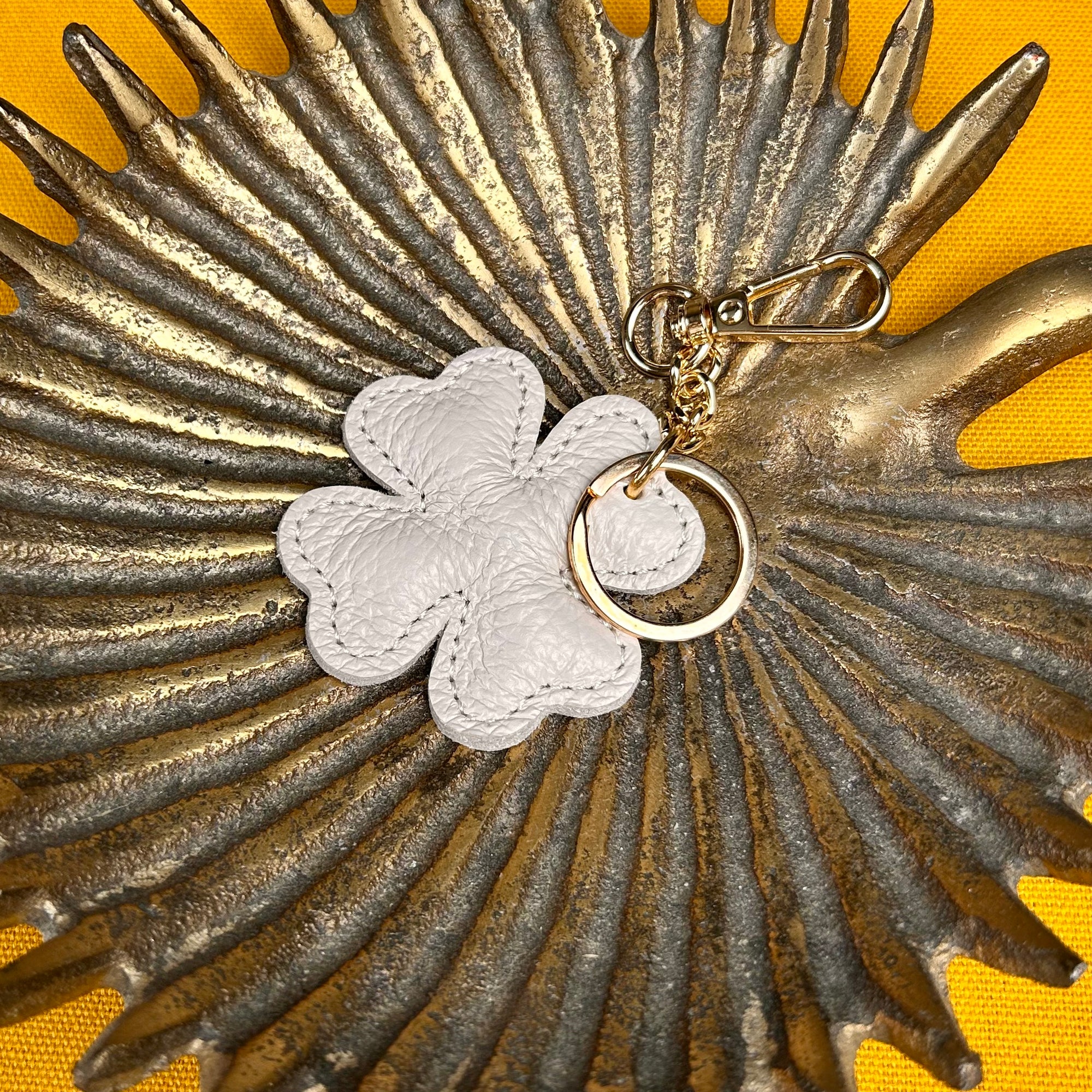 BOBBIO clover shaped leather keyring/bag charm