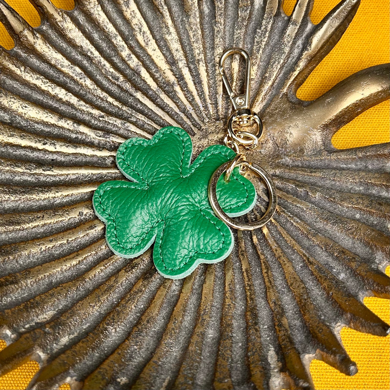 BOBBIO clover shaped leather keyring/bag charm