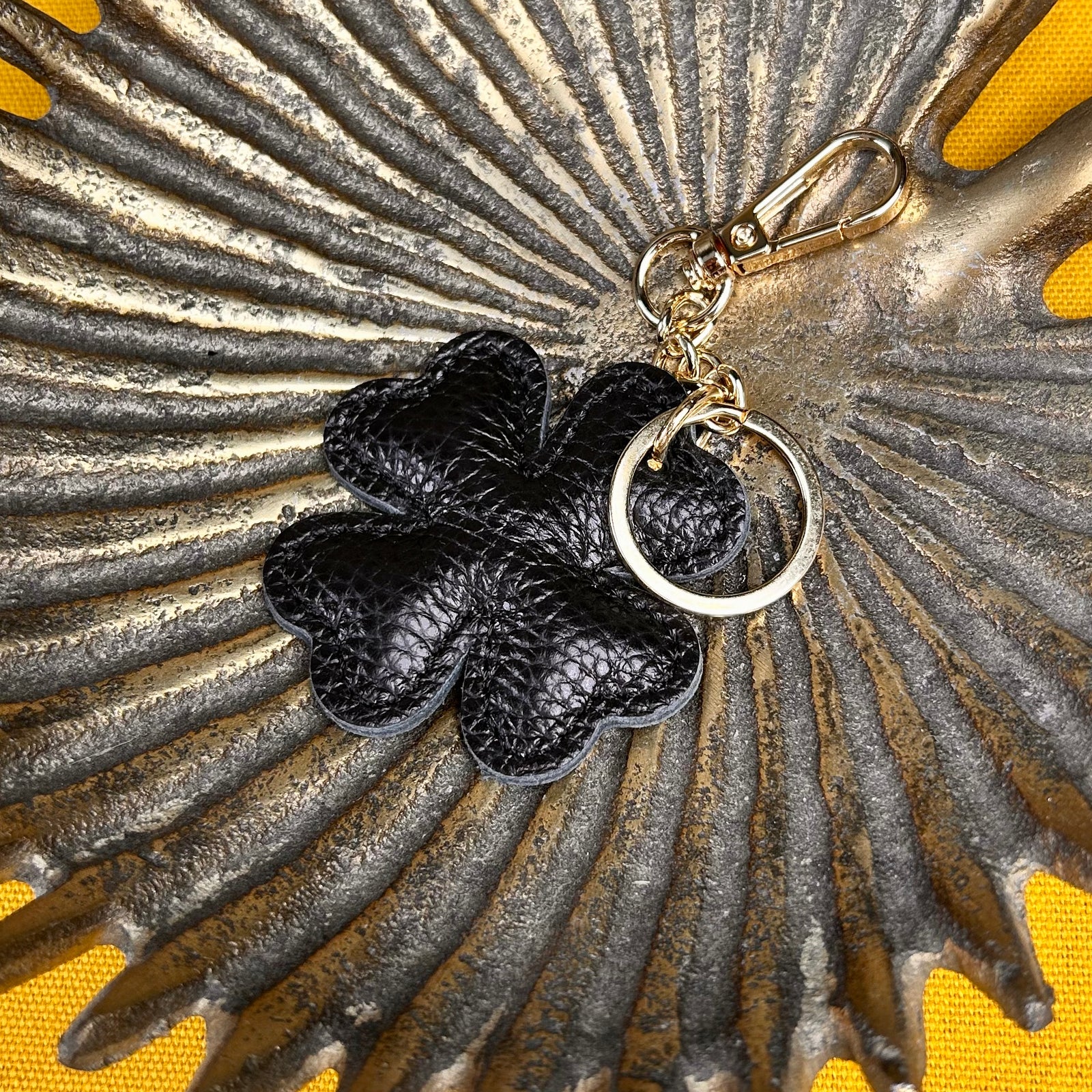 BOBBIO clover shaped leather keyring/bag charm