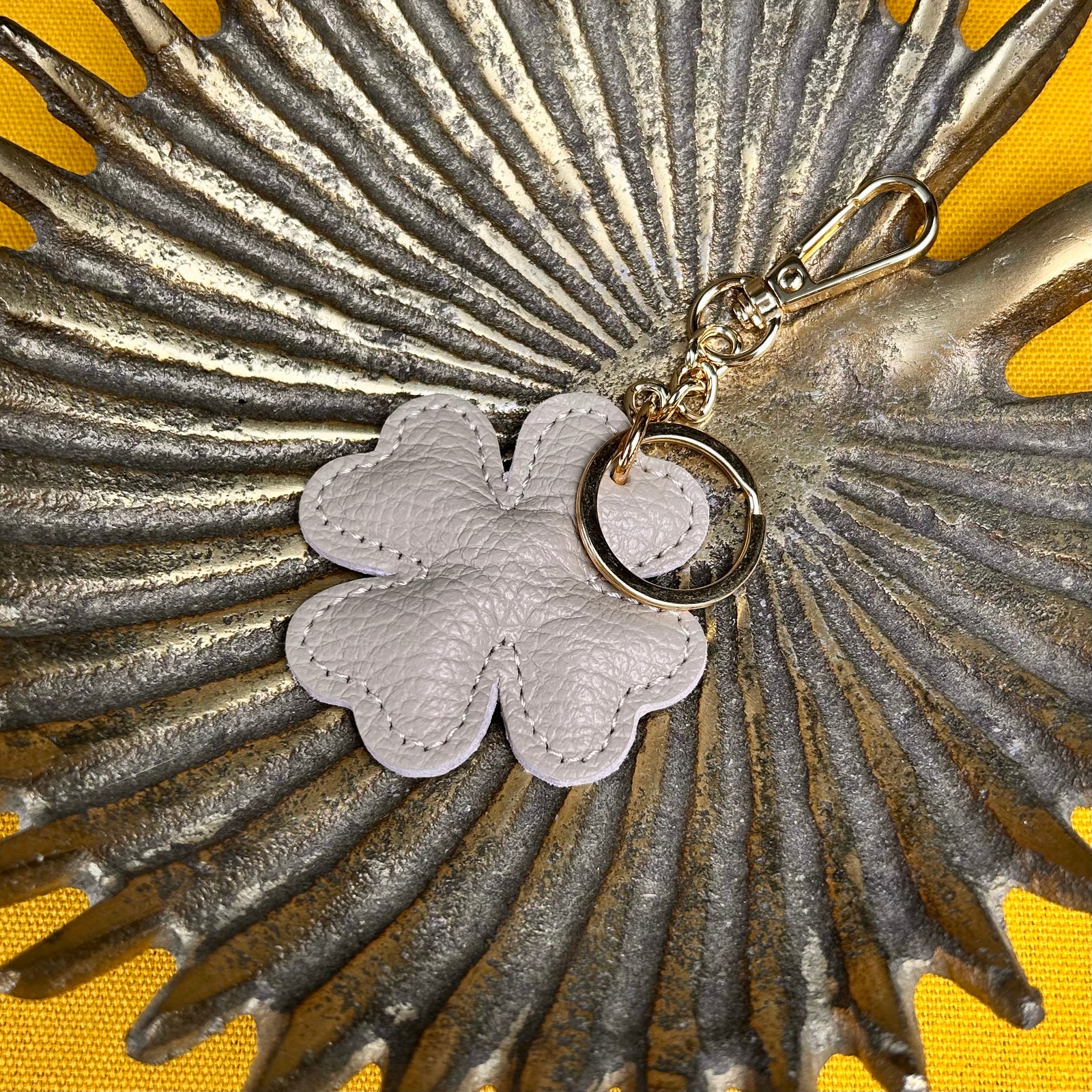 BOBBIO clover shaped leather keyring/bag charm