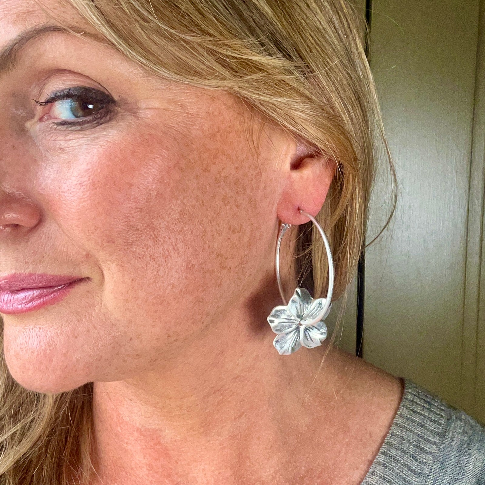 JANIS metal flower hoop earrings