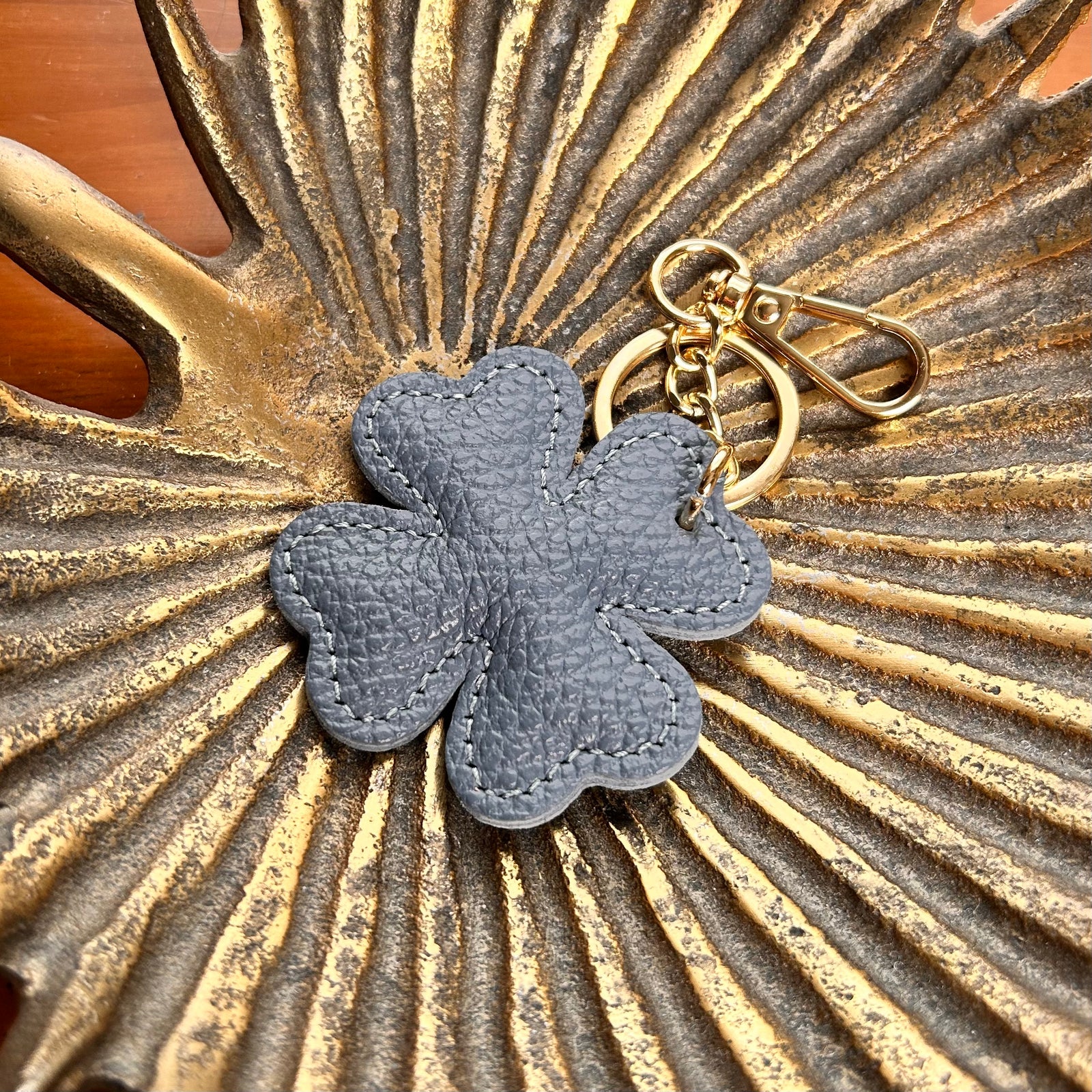 BOBBIO clover shaped leather keyring/bag charm
