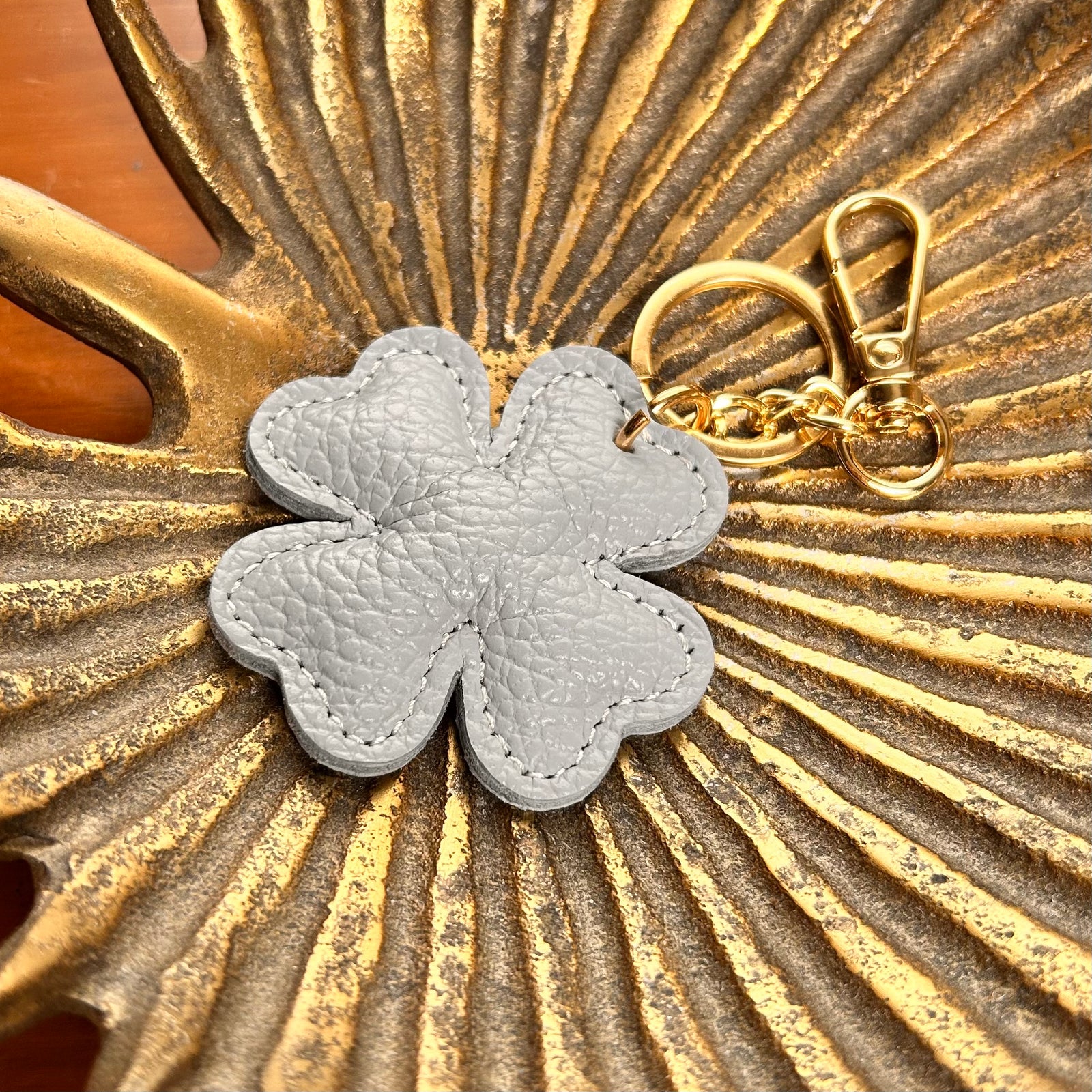 BOBBIO clover shaped leather keyring/bag charm