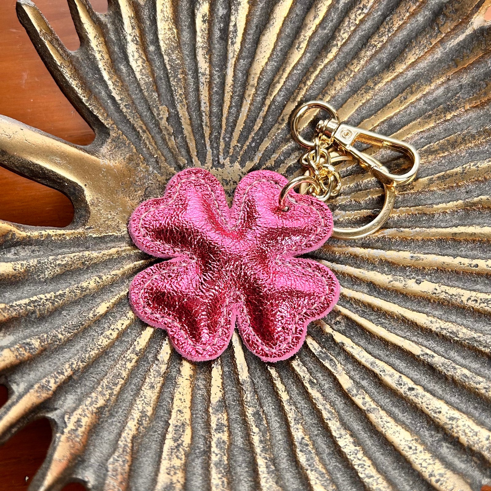 BOBBIO clover shaped leather keyring/bag charm