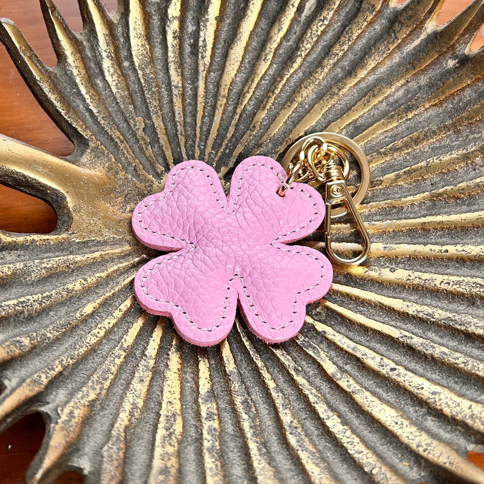 BOBBIO clover shaped leather keyring/bag charm