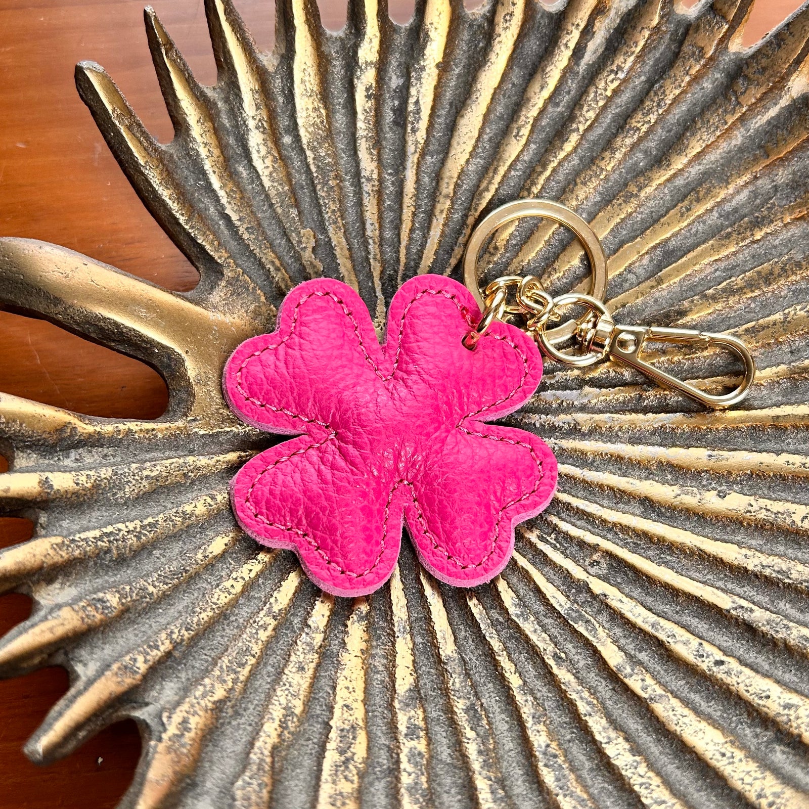 BOBBIO clover shaped leather keyring/bag charm