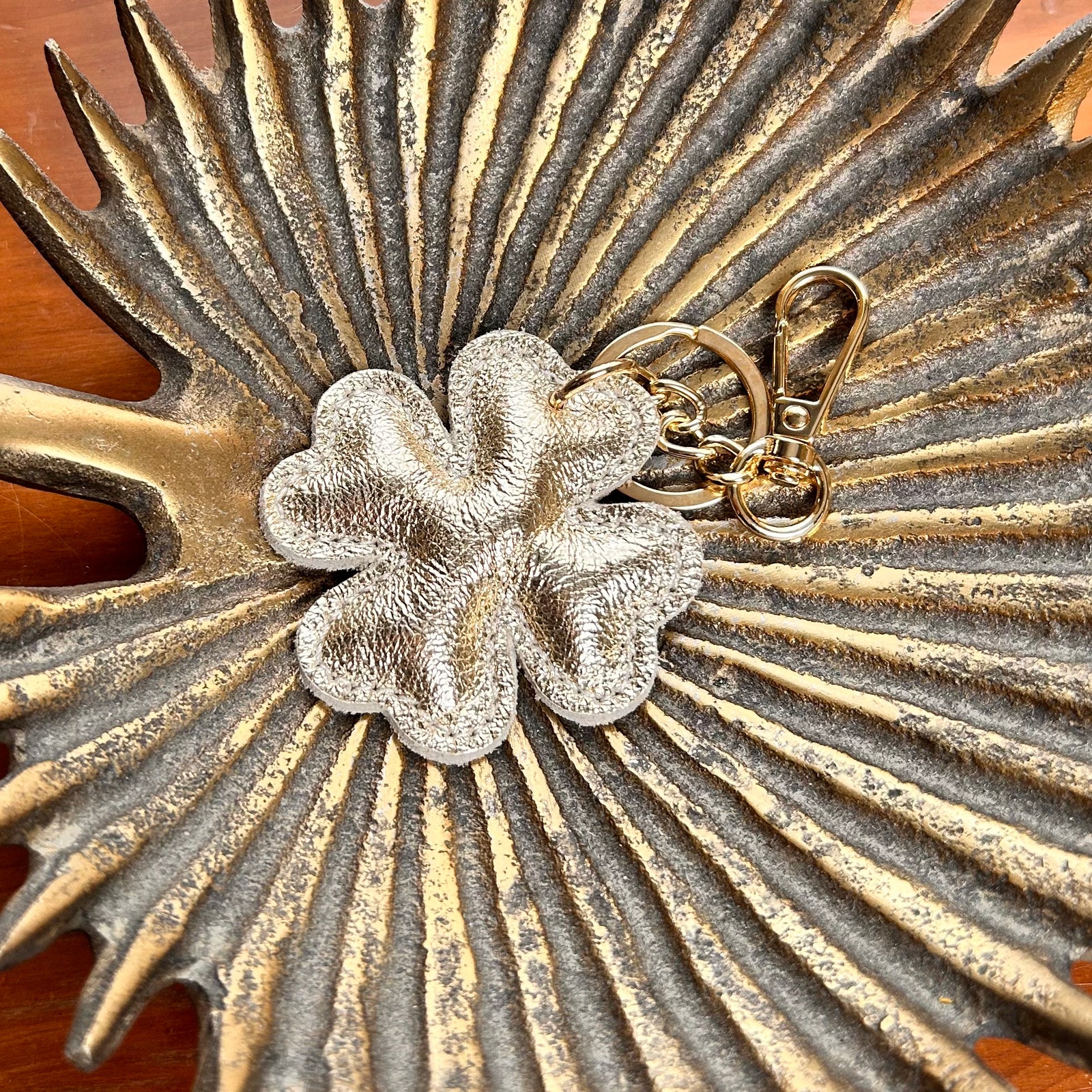 BOBBIO clover shaped leather keyring/bag charm