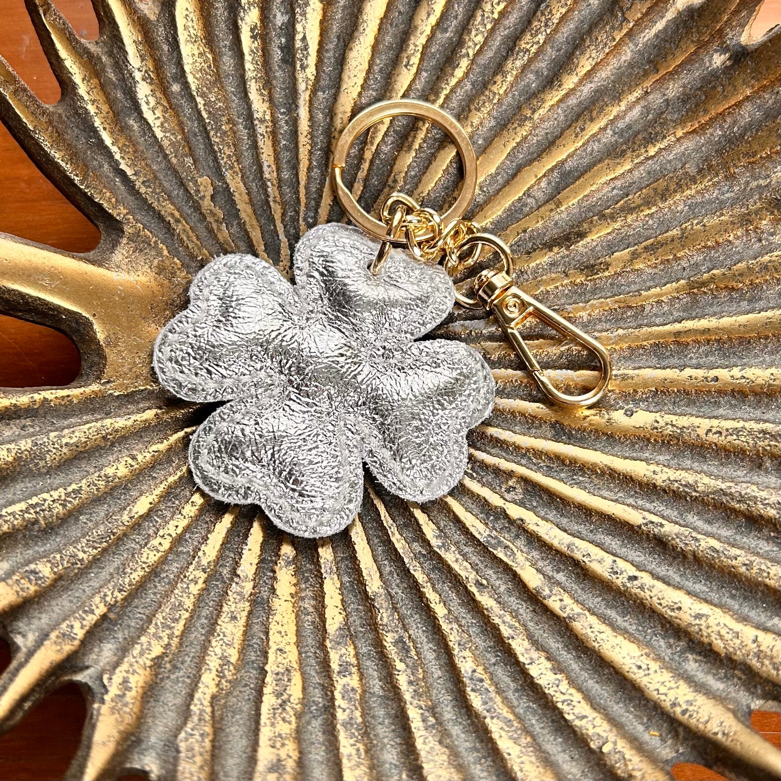 BOBBIO clover shaped leather keyring/bag charm