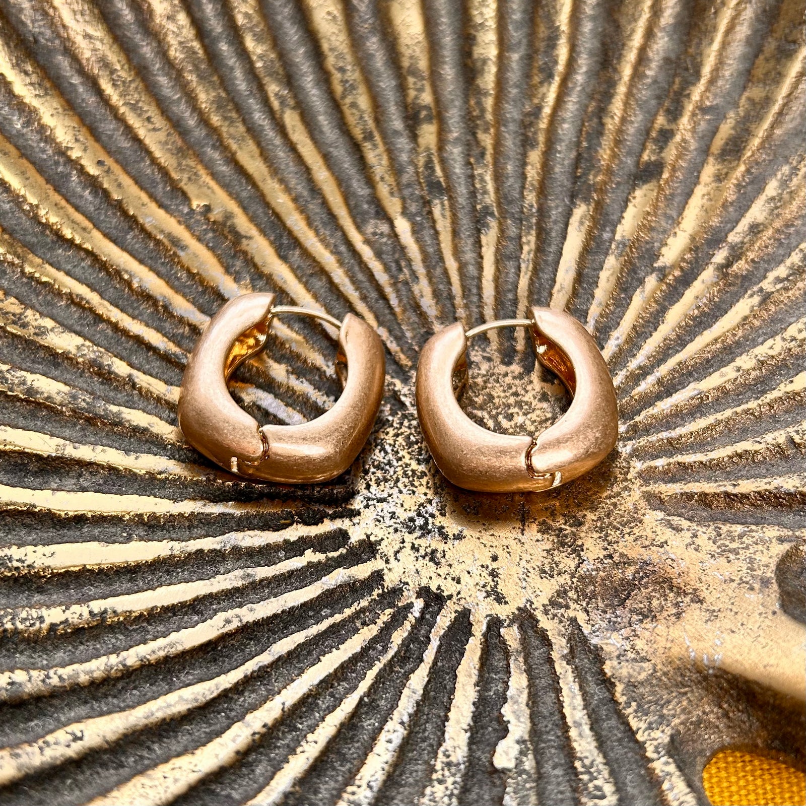 ISABELLA small hinged hoop earrings