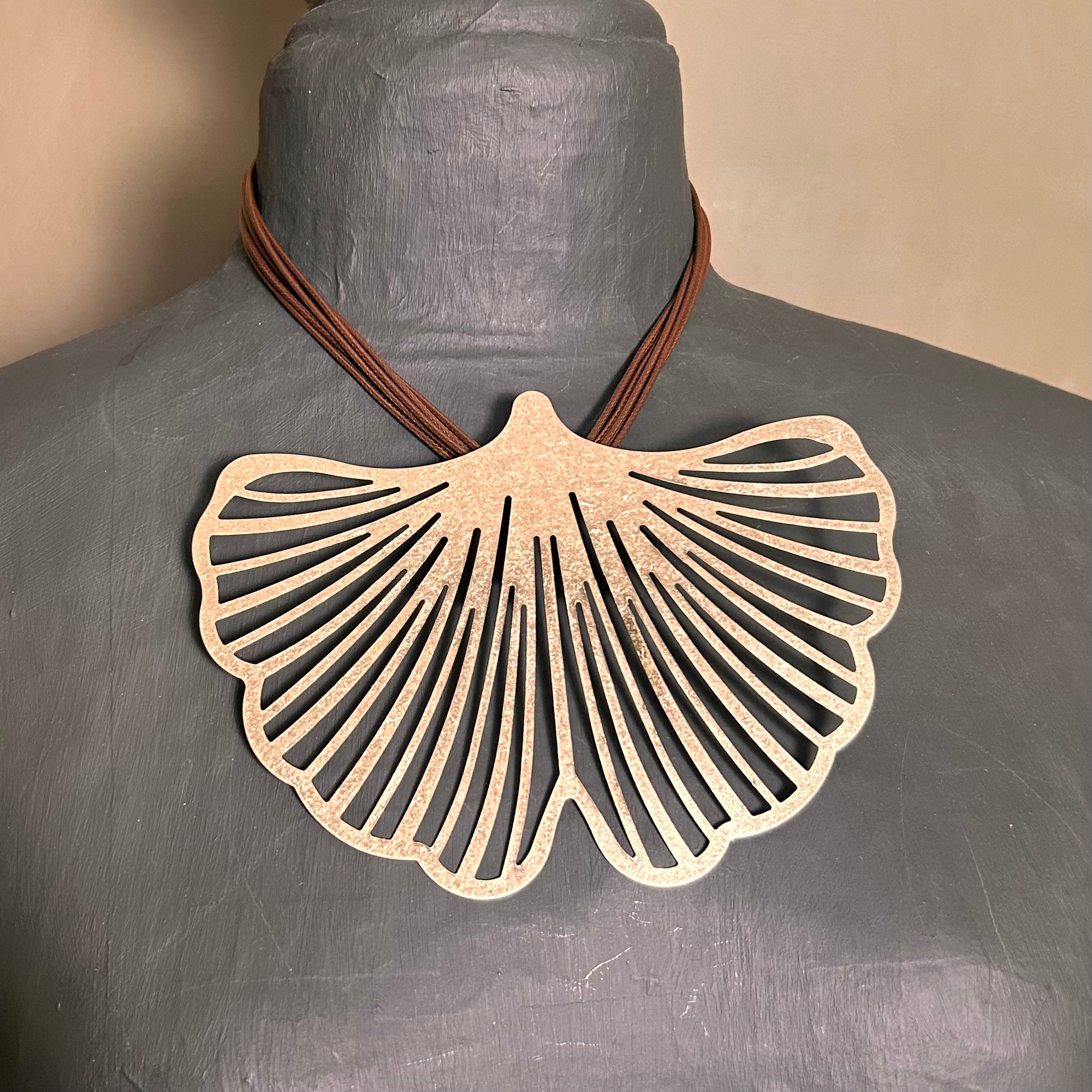 SHEPHALI ginkgo leaf short pendant necklace