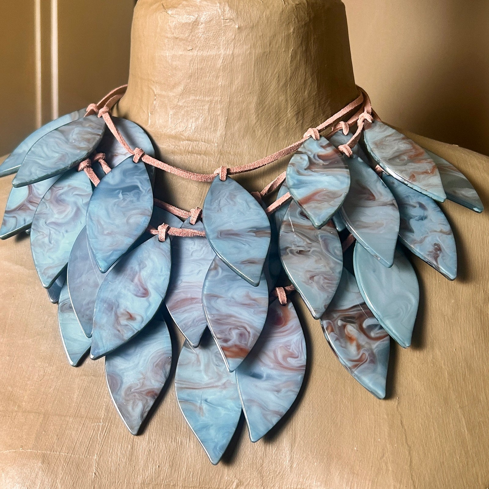 ANNIE  gloss resin leaf choker necklace