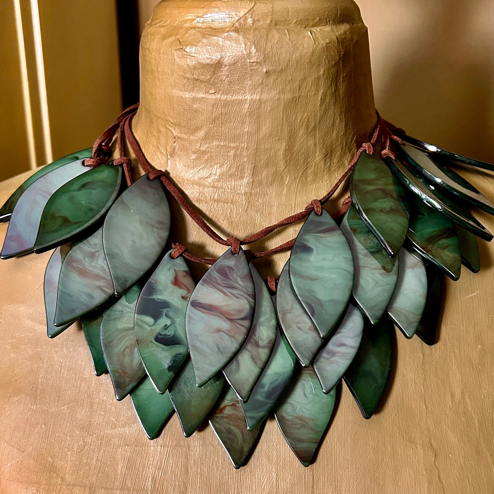 ANNIE gloss resin leaf choker necklace