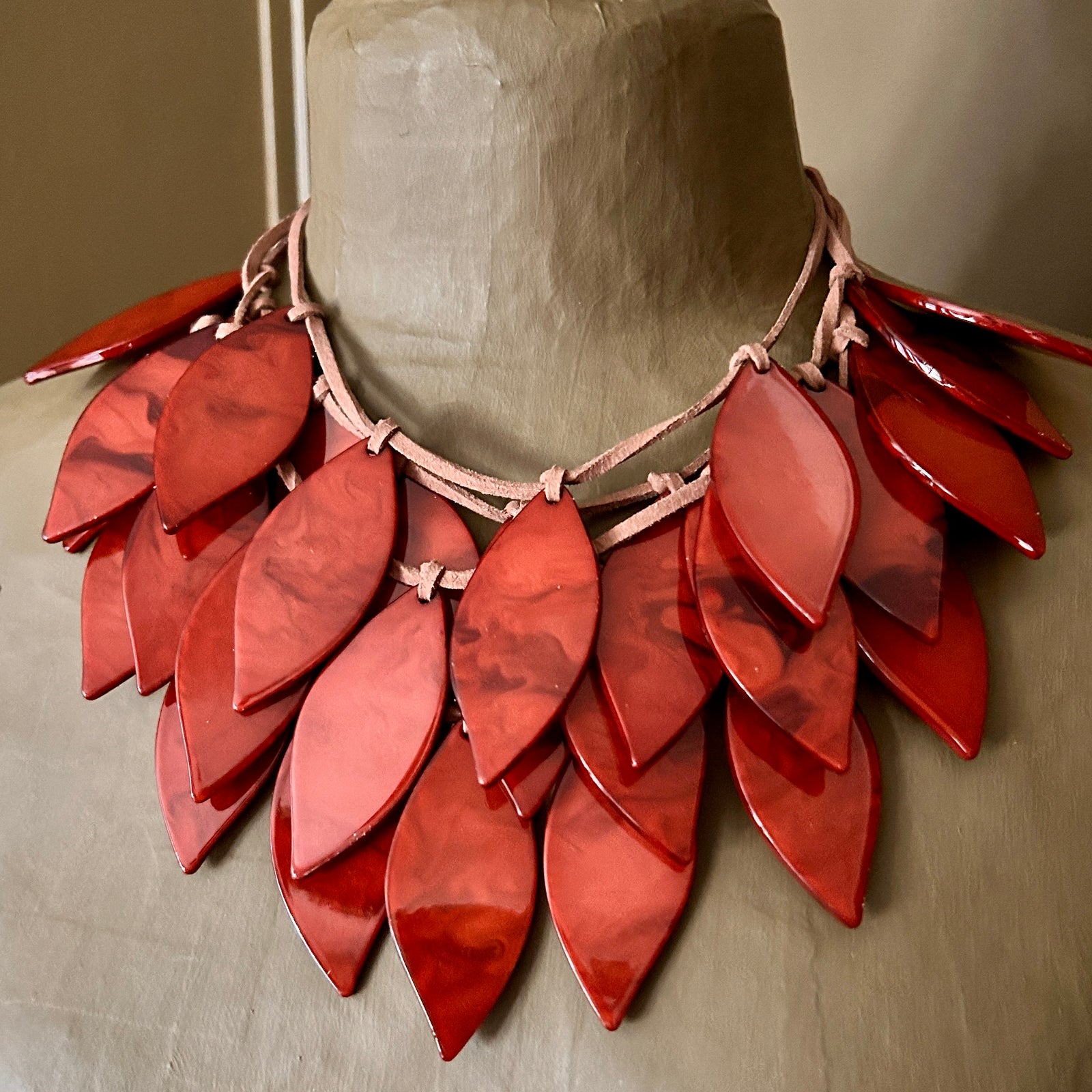 ANNIE cgloss resin leaf choker  necklace