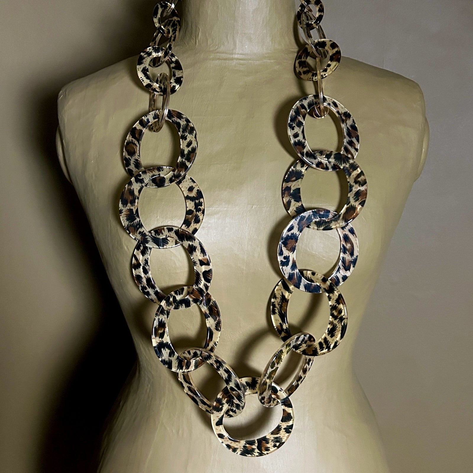 SADIE resin link statement necklace