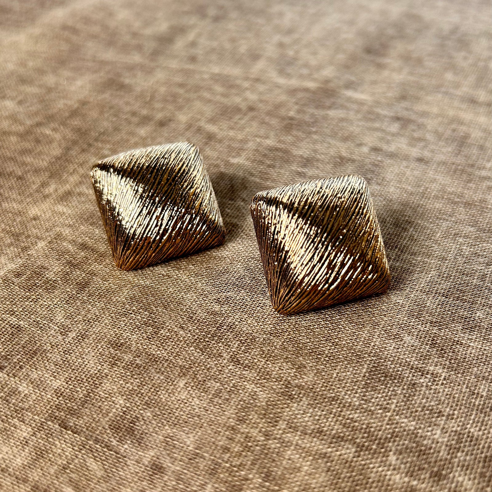 SIENNA textured rhombus shaped stud earrings