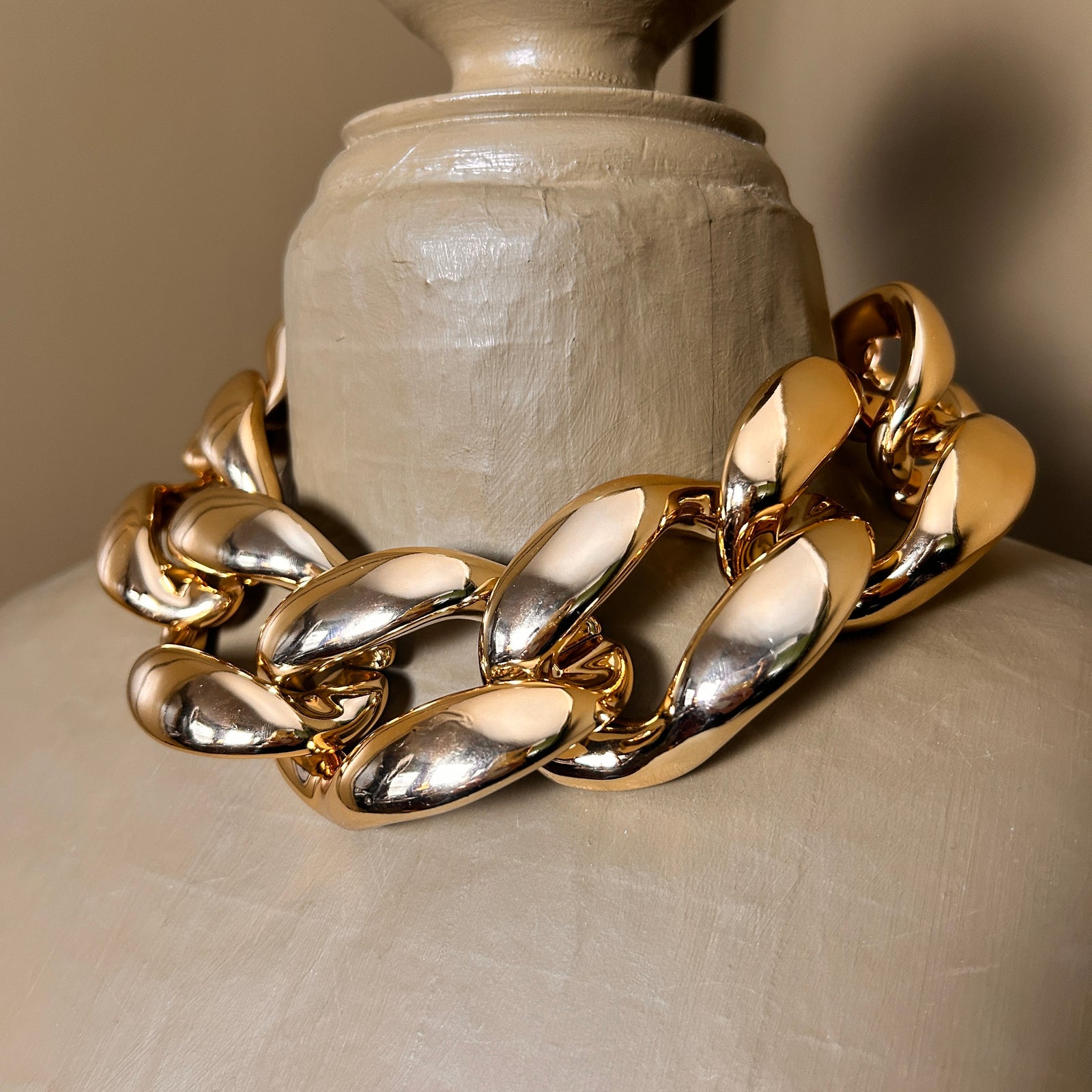 KORINNA oversized shiny link choker necklace