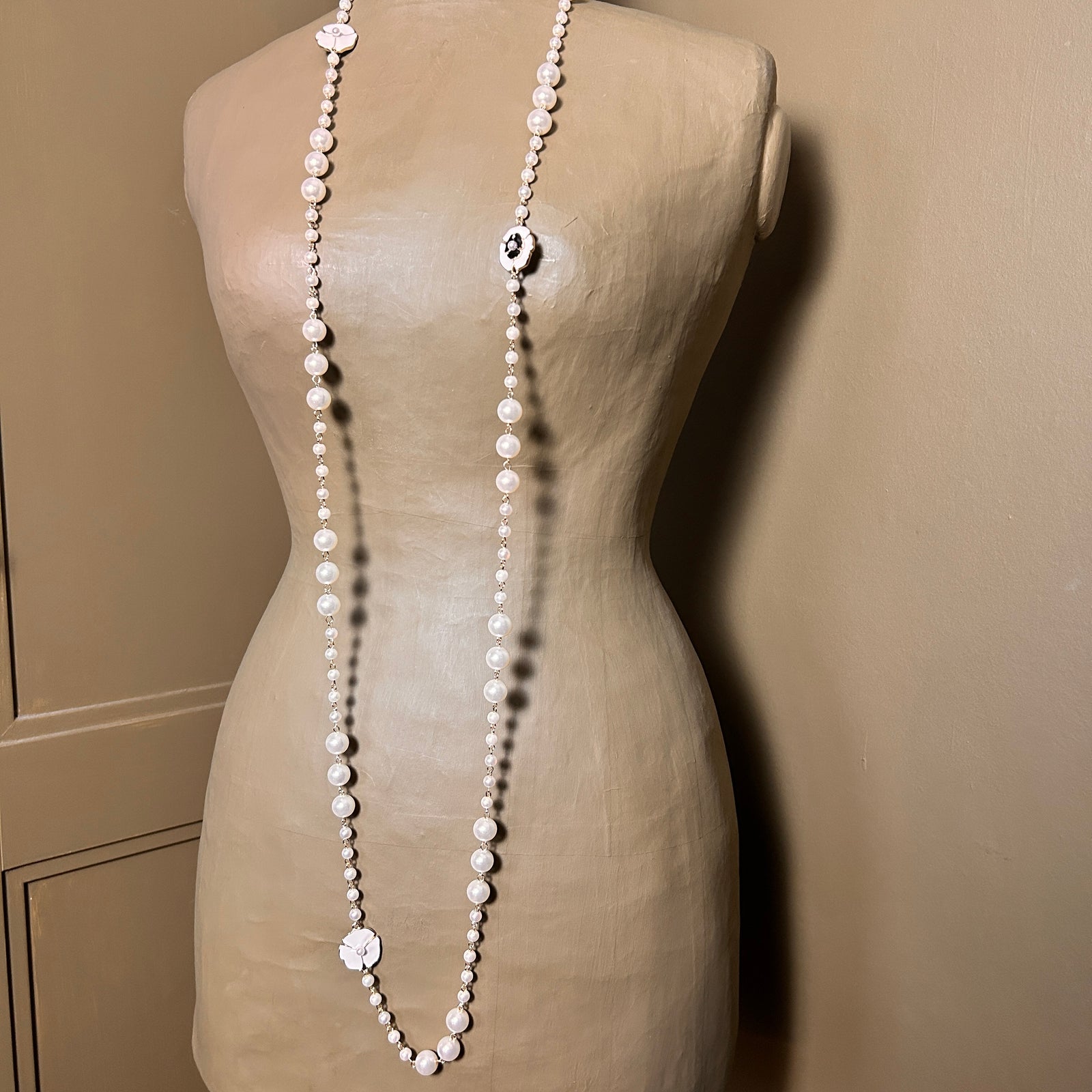 LESLIE long pearl and enamel flower necklace